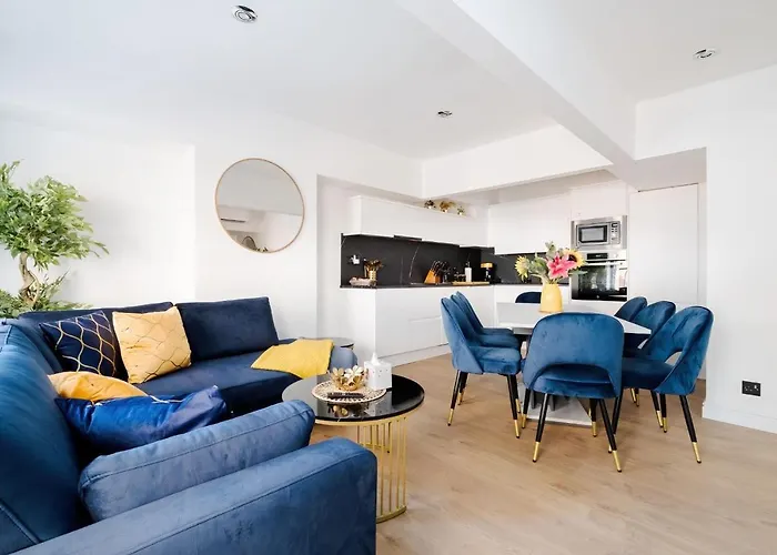 Modern 3 Bedroom And 2 Bathroom Apartment