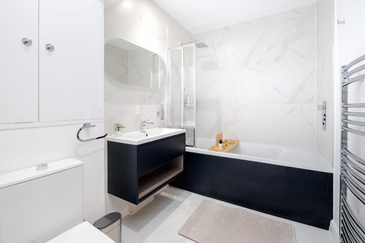Modern 3 Bedroom And 2 Bathroom Londra