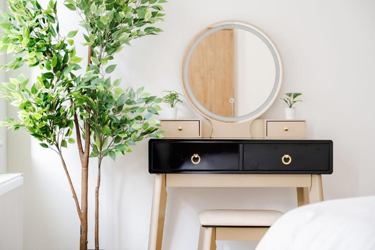 Modern 3 Bedroom And 2 Bathroom Apartment London