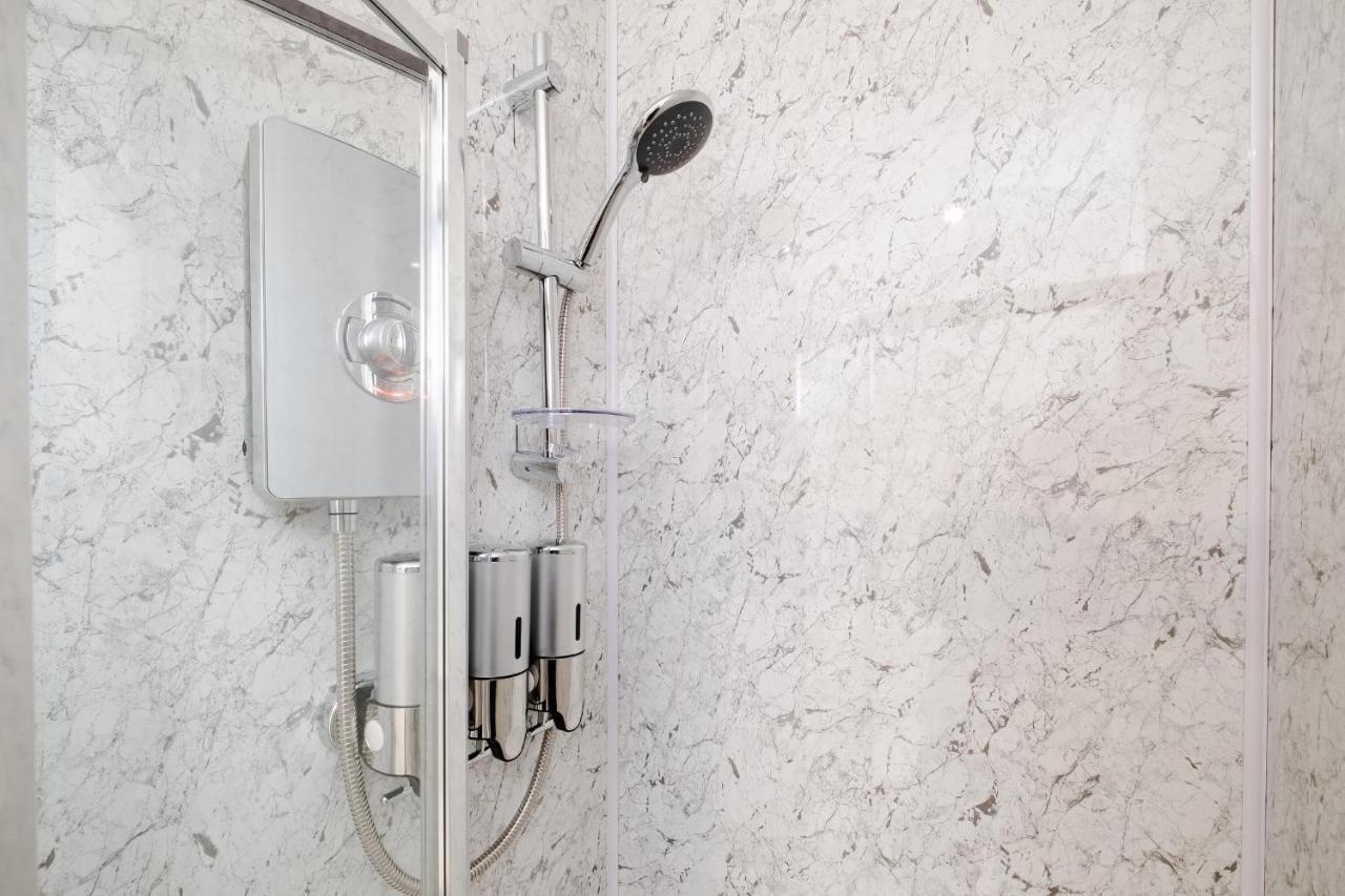 Modern 3 Bedroom And 2 Bathroom Appartamento *